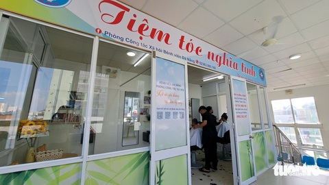 Lần đầu có tiệm tóc trong bệnh viện, bệnh nhân hớn hở làm đẹp - Ảnh 1.