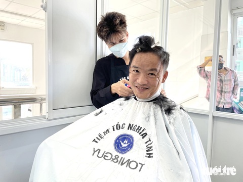 Lần đầu có tiệm tóc trong bệnh viện, bệnh nhân hớn hở làm đẹp - Ảnh 2.