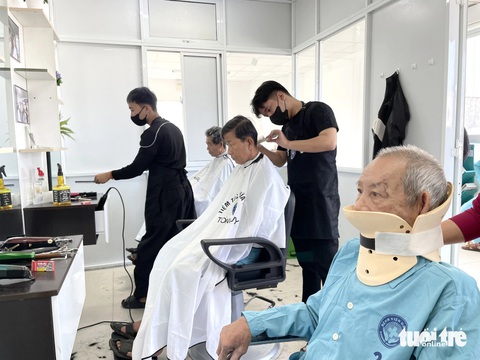 Lần đầu có tiệm tóc trong bệnh viện, bệnh nhân hớn hở làm đẹp - Ảnh 3.