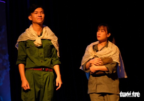 Đạo diễn Việt Linh bật khóc vì đã làm tròn lời hứa với nhà văn Văn Lê - Ảnh 4. Đạo diễn Việt Linh bật khóc vì đã làm tròn lời hứa với nhà văn Văn Lê - Ảnh 3.