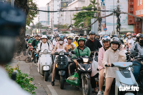 Loạt tuyến đường bị 'thắt cổ chai' do xe máy không dám quẹo phải khi dừng đèn đỏ - Ảnh 5. Kẹt xe, nhiều người ở TP.HCM vẫn kiên nhẫn bật xi nhan, chừa lối đợi rẽ phải - Ảnh 5.