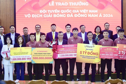 Đội tuyển Việt Nam nhận thưởng hơn 30 tỉ đồng cho cúp vô địch ASEAN Cup 2024 - Ảnh 1. Đội tuyển Việt Nam nhận thưởng hơn 30 tỉ đồng cho cúp vô địch ASEAN Cup 2024 - Ảnh 1.