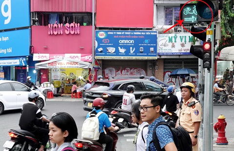 TP.HCM rà soát, cho phép rẽ phải khi đèn đỏ phù hợp - Ảnh 1. Kẹt xe vì không dám rẽ phải khi đèn đỏ: TP.HCM sẽ rà soát, gắn biển phụ phù hợp - Ảnh 1.