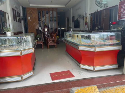 Cướp tiệm vàng rồi leo lên đọt dừa trốn - Ảnh 1. Cướp tiệm vàng rồi leo lên ngọn cây dừa trốn - Ảnh 1.