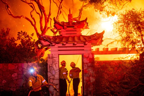 Bão lửa tàn phá thành phố Los Angeles ở tiểu bang đông người Việt - Ảnh 1. Bão lửa vẫn đang hoành hành ở tiểu bang đông người Việt - Ảnh 1.