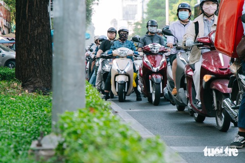 Bật xi nhan, chừa lối, người dân vẫn kiên nhẫn chờ để được rẽ phải - Ảnh 2. Kẹt xe, nhiều người ở TP.HCM vẫn kiên nhẫn bật xi nhan, chừa lối đợi rẽ phải - Ảnh 2.