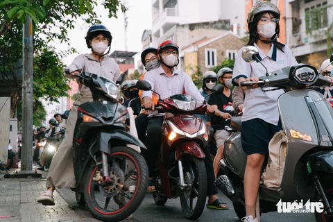 Loạt tuyến đường bị 'thắt cổ chai' do xe máy không dám quẹo phải khi dừng đèn đỏ - Ảnh 1. Kẹt xe, nhiều người ở TP.HCM vẫn kiên nhẫn bật xi nhan, chừa lối đợi rẽ phải - Ảnh 1.