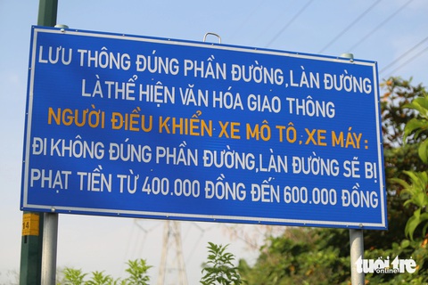 Nhiều bảng thông tin trên đường Phạm Văn Đồng, Mai Chí Thọ chưa cập nhật mức phạt mới - Ảnh 3.