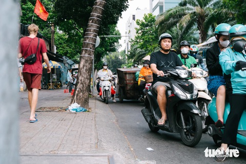 Kẹt xe, nhiều người ở TP.HCM vẫn kiên nhẫn bật xi nhan, chừa lối đợi rẽ phải - Ảnh 3. Kẹt xe, nhiều người ở TP.HCM vẫn kiên nhẫn bật xi nhan, chừa lối đợi rẽ phải - Ảnh 3.