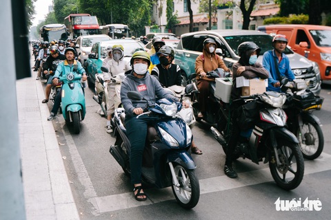 Kẹt xe, nhiều người ở TP.HCM vẫn kiên nhẫn bật xi nhan, chừa lối đợi rẽ phải - Ảnh 4. Kẹt xe, nhiều người ở TP.HCM vẫn kiên nhẫn bật xi nhan, chừa lối đợi rẽ phải - Ảnh 4.