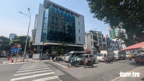Nhiều xe không dám rẽ phải khi đèn đỏ dù gặp xe cứu thương ở TP.HCM - Ảnh 1.