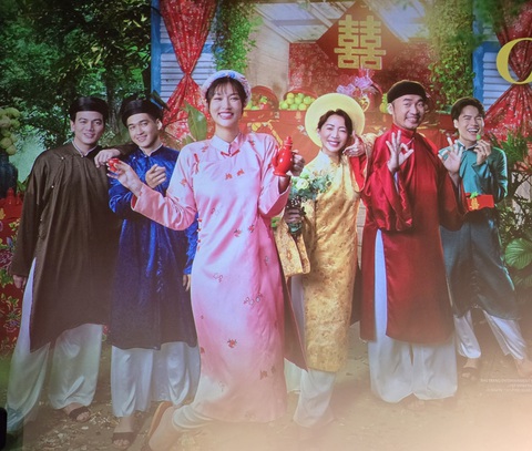 Hoa hậu ồ ạt đóng phim: Nói là 'bình hoa di động' thì rất tội nghiệp - Ảnh 2. Hoa hậu ồ ạt đóng phim: Nói là 'bình hoa di động' thì rất tội nghiệp - Ảnh 2.