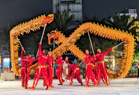 Rộn ràng không khí Xuân Ất Tỵ 2025 với lễ khai mạc giải lân sư rồng quốc tế Quận 5 - Ảnh 3. Giải lân sư rồng quốc tế quận 5 khai mạc, nhiều màn biểu diễn đầy kỹ thuật và sáng tạo - Ảnh 2.