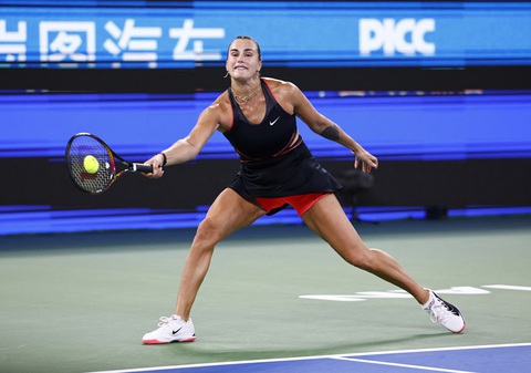 Sabalenka ném vợt suýt trúng cậu bé nhặt bóng - Tuổi Trẻ Online