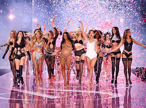 Liu Wen, Gigi Hadid và dàn siêu mẫu 'đốt cháy' sàn diễn Victoria's Secret  2025 - Tuổi Trẻ Online