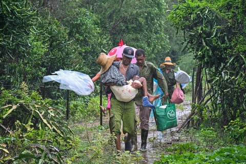 Jamaica tan hoang sau 'cơn bão thế kỷ' Melissa, Cuba khẩn cấp sơ tán nửa  triệu dân - Tuổi Trẻ Online