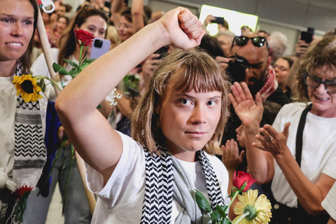 Israel bị cáo buộc ngược đãi, ép nhà hoạt động Greta Thunberg hôn quốc kỳ  nước này? - Tuổi Trẻ Online