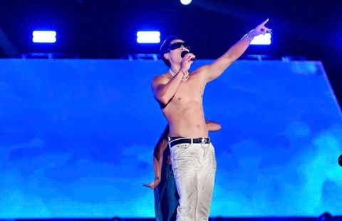 Bi Rain đến Việt Nam, che kín mặt nhưng vẫn vẫy fan nhiệt tình - Tuổi Trẻ  Online