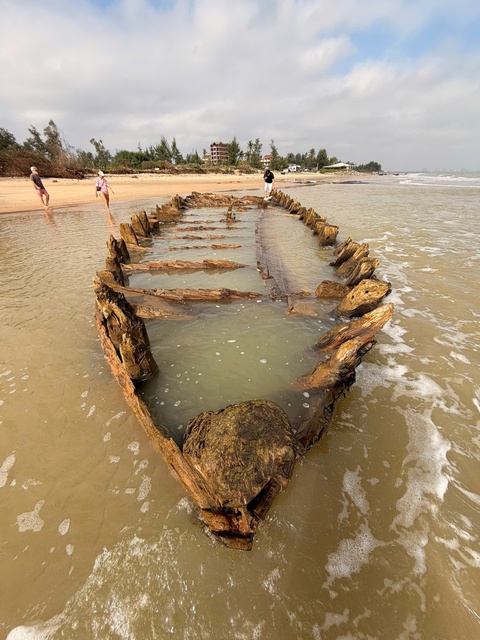 Sau nhiều tháng mất dấu, tàu cổ ở Hội An bất ngờ nổi lên nguyên vẹn sau bão số 13 - Tuổi Trẻ Online