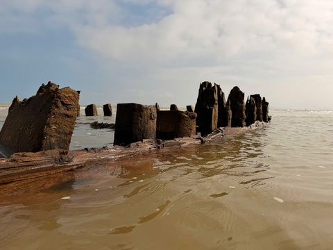 Sau nhiều tháng mất dấu, tàu cổ ở Hội An bất ngờ nổi lên nguyên vẹn sau bão số 13 - Tuổi Trẻ Online