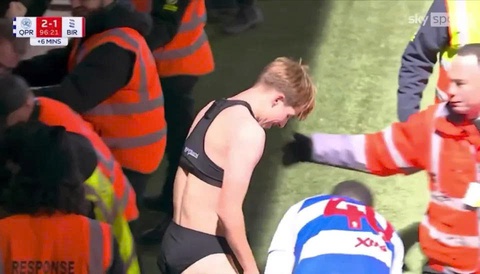 Kieran Morgan bị đồng đội tụt quần khi đang ăn mừng bàn thắng - Tuổi Trẻ Online