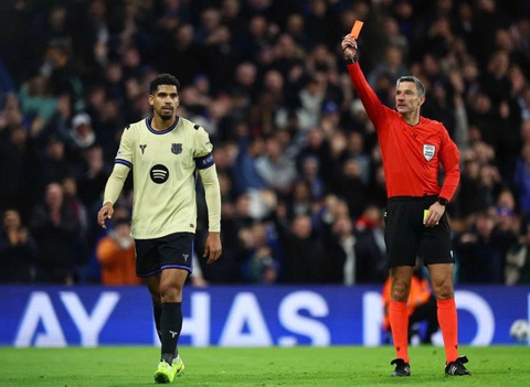 Ronald Araujo xin nghỉ thi đấu vô thời hạn sau cú sốc thẻ đỏ ở Champions  League - Tuổi Trẻ Online