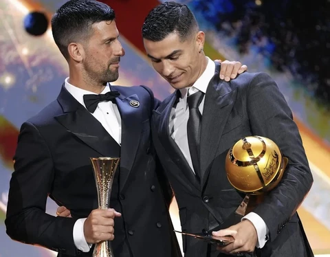 Ronaldo trao giải cho Djokovic tại Quả bóng vàng Dubai - Tuổi Trẻ Online