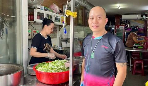 'Tuyệt đối phở Bắc' giữa Sài Gòn, phở bò Phú Gia không rau không giá - Ảnh 2. 'Tuyệt đối phở Bắc' giữa Sài Gòn, phở bò Phú Gia không rau không giá - Ảnh 2.