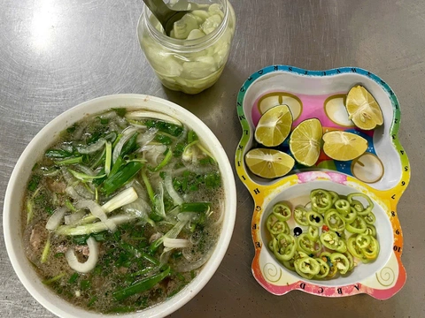 'Tuyệt đối phở Bắc' giữa Sài Gòn, phở bò Phú Gia không rau không giá - Ảnh 4. 'Tuyệt đối phở Bắc' giữa Sài Gòn, phở bò Phú Gia không rau không giá - Ảnh 4.