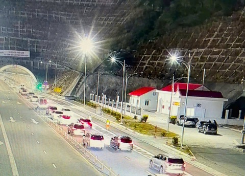 Cả ngàn xe nhích từng chút trên cao tốc Cam Lâm – Vĩnh Hảo, chờ qua hầm Núi Vung - Ảnh 1. Cả ngàn xe nhích từng chút trên cao tốc Cam Lâm - Vĩnh Hảo, chờ qua hầm Núi Vung - Ảnh 1.