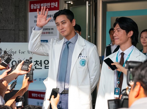 Phim Joo Ji Hoon 'mở bát' đầu năm suôn sẻ - Ảnh 2. Phim Joo Ji Hoon 'mở bát' đầu năm suôn sẻ - Ảnh 2.