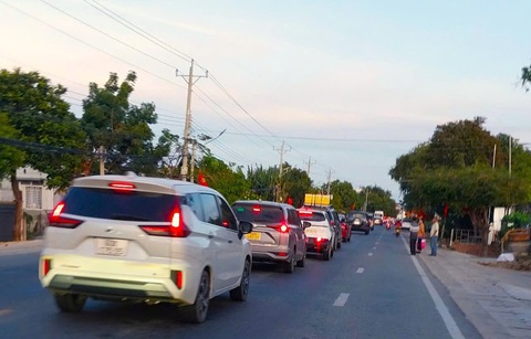 Cả ngàn xe nhích từng chút trên cao tốc Cam Lâm – Vĩnh Hảo, chờ qua hầm Núi Vung - Ảnh 2. Cả ngàn xe nhích từng chút trên cao tốc Cam Lâm - Vĩnh Hảo, chờ qua hầm Núi Vung - Ảnh 2.