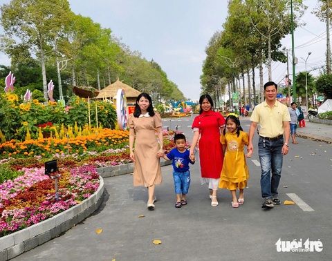Đồng Tháp bội thu du lịch từ nghề trồng hoa thu hút khách chụp ảnh Tết - Ảnh 1.