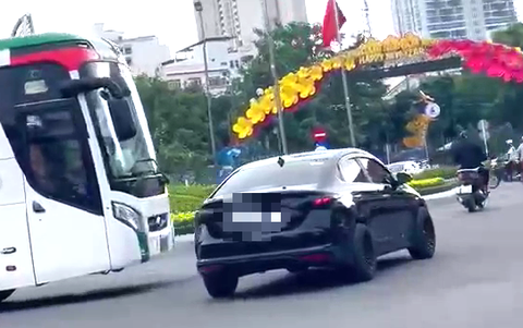Xác minh đoạn clip xe hơi độ pô chạy ồn inh ỏi trên đường phố Nha Trang - Ảnh 1. Xác minh đoạn clip xe hơi độ pô làm ồn inh ỏi trên đường phố Nha Trang - Ảnh 1.