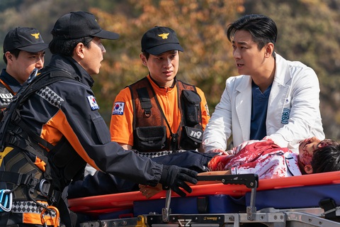 Phim Joo Ji Hoon 'mở bát' đầu năm suôn sẻ - Ảnh 4. Phim Joo Ji Hoon 'mở bát' đầu năm suôn sẻ - Ảnh 4.