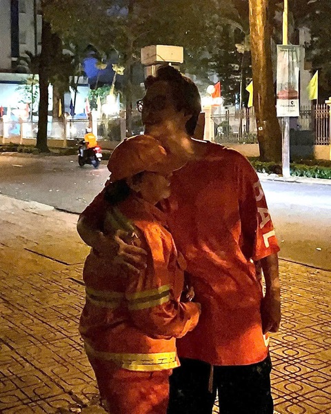 Ca sĩ Việt về quê đón Tết; Hà Anh Tuấn và câu chuyện cảm động đêm giao thừa - Ảnh 3. Anh Tú đăng QR code công khai; Hà Anh Tuấn kể chuyện cảm động lúc giao thừa - Ảnh 4.