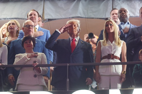 Ông Trump dự siêu cúp bóng bầu dục Super Bowl - Ảnh 1. Ông Trump dự siêu cúp bóng bầu dục Super Bowl - Ảnh 1.