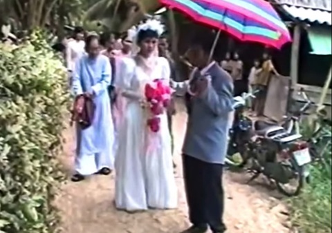 Ra giêng anh cưới em - Kỳ 3: Chàng rể 'xúc đất như múc cháo' - Ảnh 1. Ra giêng anh cưới em - Kỳ 3: Chàng rể 'xúc đất như múc cháo' - Ảnh 1.