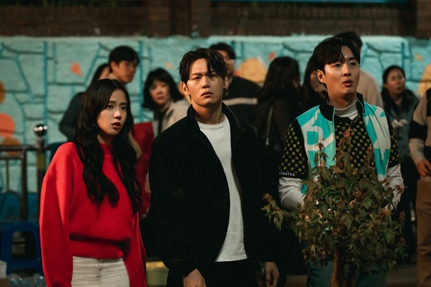 Newtopia lập thành tích khủng bất chấp tranh cãi diễn xuất của Jisoo BlackPink - Ảnh 4. Newtopia lập thành tích khủng bất chấp tranh cãi diễn xuất của Jisoo BlackPink - Ảnh 4.