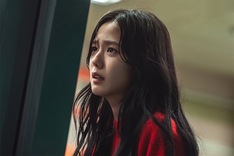 Newtopia lập thành tích khủng bất chấp tranh cãi diễn xuất của Jisoo BlackPink - Ảnh 5. Newtopia lập thành tích khủng bất chấp tranh cãi diễn xuất của Jisoo BlackPink - Ảnh 5.