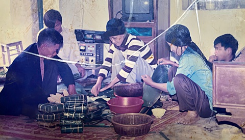 Ra giêng anh cưới em - Kỳ 4: Đám cưới ba mẹ tôi không nhẫn cũng không hoa - Ảnh 1. Ra giêng anh cưới em - Kỳ 4: Đám cưới ba mẹ tôi không nhẫn cũng không hoa - Ảnh 1.