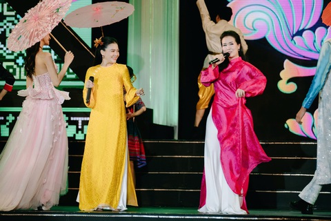Đêm thơ Việt Nam 2025 tại TP.HCM: Những khúc ngâm bất khuất, tự hào - Ảnh 4. Đêm thơ Việt Nam 2025 tại TP.HCM: Những khúc ngâm bất khuất, tự hào - Ảnh 4.