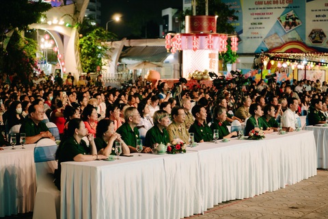 Đêm thơ Việt Nam 2025 tại TP.HCM: Những khúc ngâm bất khuất, tự hào - Ảnh 1. Đêm thơ Việt Nam 2025 tại TP.HCM: Những khúc ngâm bất khuất, tự hào - Ảnh 1.