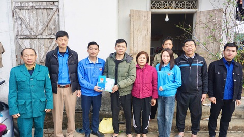 Gần 1.000 thanh niên Nghệ An viết đơn xin nhập ngũ - Ảnh 1.