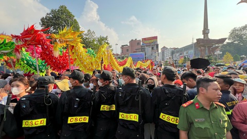 Hàng vạn du khách đổ về Bình Dương dự lễ hội Chùa Bà miễn phí - Ảnh 3. Hàng vạn người dự “lễ hội miễn phí” Miếu Bà Thiên Hậu tại Bình Dương - Ảnh 4.