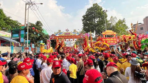 Hàng vạn du khách đổ về Bình Dương dự lễ hội Chùa Bà miễn phí - Ảnh 4. Hàng vạn người dự ‘lễ hội miễn phí’ miếu Bà Thiên Hậu tại Bình Dương - Ảnh 5.