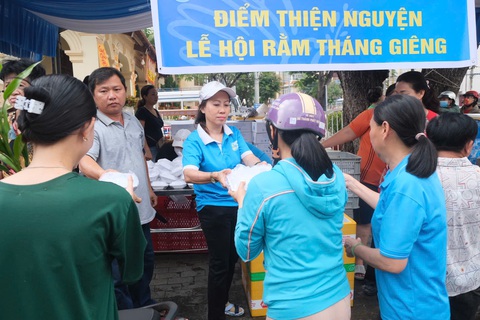 Hàng vạn người dự “lễ hội miễn phí” Miếu Bà Thiên Hậu tại Bình Dương - Ảnh 3. Hàng vạn người dự “lễ hội miễn phí” Miếu Bà Thiên Hậu tại Bình Dương - Ảnh 2.