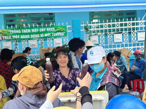 Hàng vạn du khách đổ về Bình Dương dự lễ hội Chùa Bà miễn phí - Ảnh 5. Hàng vạn người dự “lễ hội miễn phí” Miếu Bà Thiên Hậu tại Bình Dương - Ảnh 6.