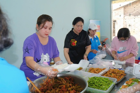 Hàng vạn du khách đổ về Bình Dương dự lễ hội Chùa Bà miễn phí - Ảnh 6. Hàng vạn người dự ‘lễ hội miễn phí’ miếu Bà Thiên Hậu tại Bình Dương - Ảnh 7.