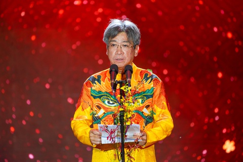 Đêm hội Nguyên tiêu lung linh, đủ sắc màu, gợi nhắc ký ức tuổi thơ với nhiều bài hát tiếng Hoa xưa - Ảnh 3. Kim Tử Long, Quế Trân hát Mai đào khoe sắc, đêm Nguyên tiêu quận 5 rộn rã lân sư rồng - Ảnh 4.